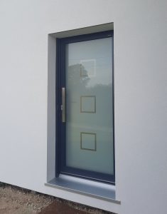 Photo porte d'entrée anthracite avec vitrage décor