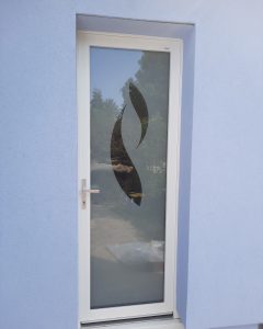 Photo porte d'entrée blanche avec vitrage décor